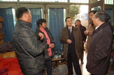 2011年春节前，公司董事长兼党委书记潘建清亲自到群益村村民家中走访慰问